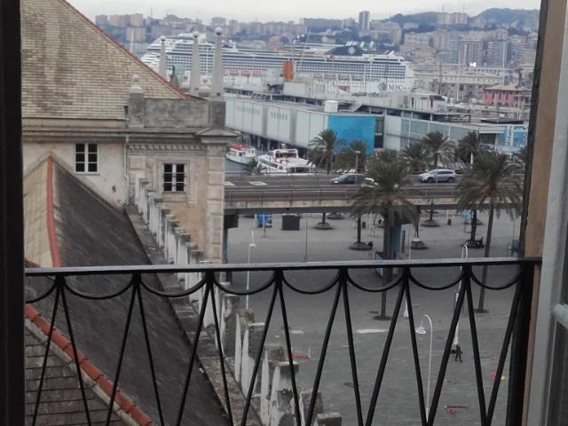 APPARTAMENTO di 3 vani e di 54 mq GENOVA PZA BANCHI rif. 0678
