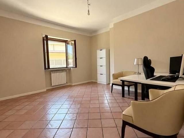 Appartamento di 105 m² con 3 locali e box auto a R