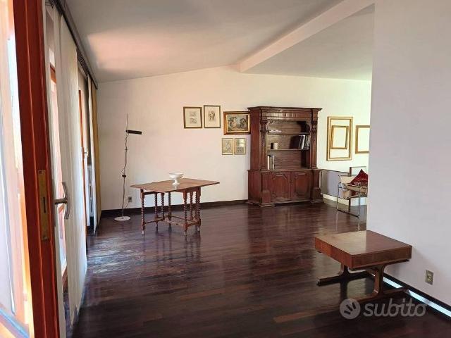 Appartamento di 217 m² con più di 5 locali a Firen