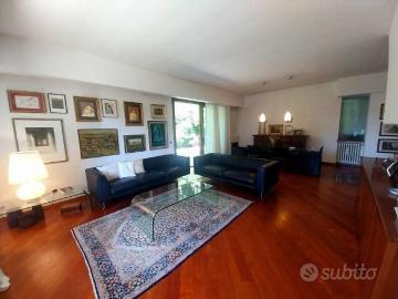 Appartamento di 323 m² con più di 5 locali e box a