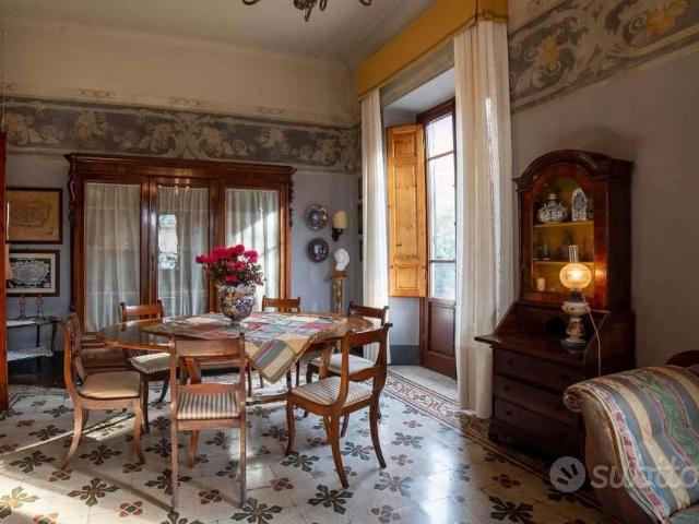 Appartamento di 463 m² con più di 5 locali a Lucca