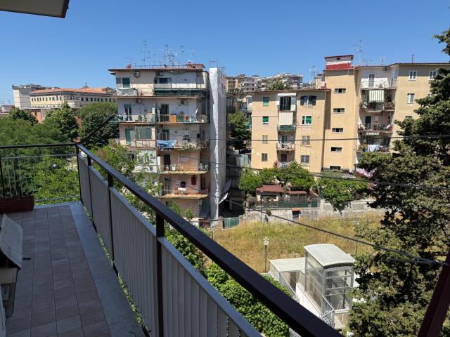Appartamento di 5 vani con posto auto via D.Fontana