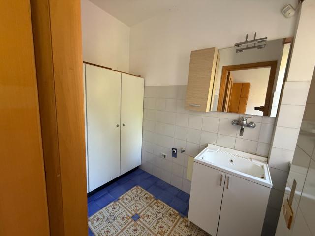 Appartamento di 5 vani con posto auto via D.Fontana