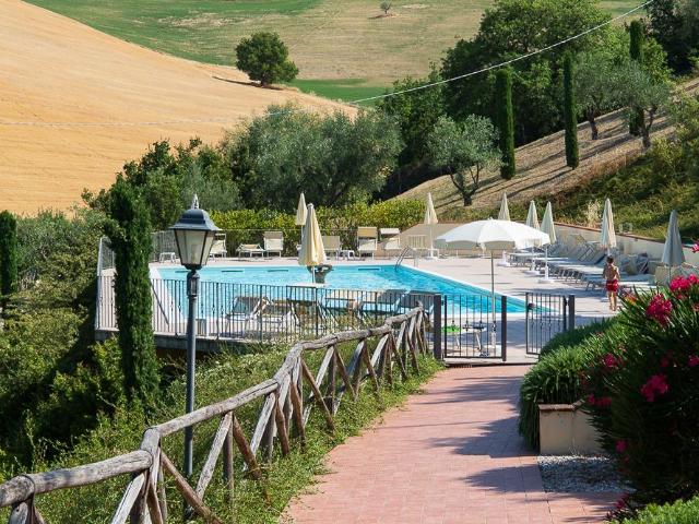 Appartamento di lusso con piscina e campo da tennis 160m² Serrungarina
