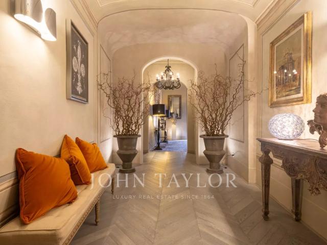 Appartamento di Lusso in Affitto in un Palazzo Storico Fiorentino