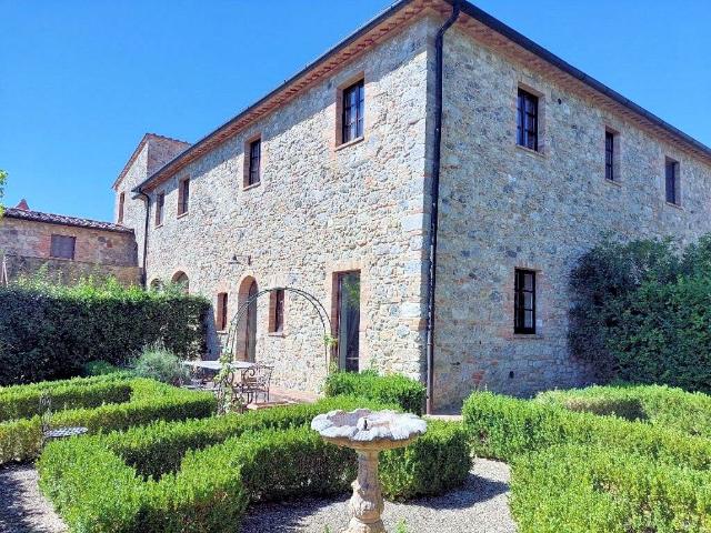 Appartamento in antico borgo ristrutturato con piscina in vendita a Volterra