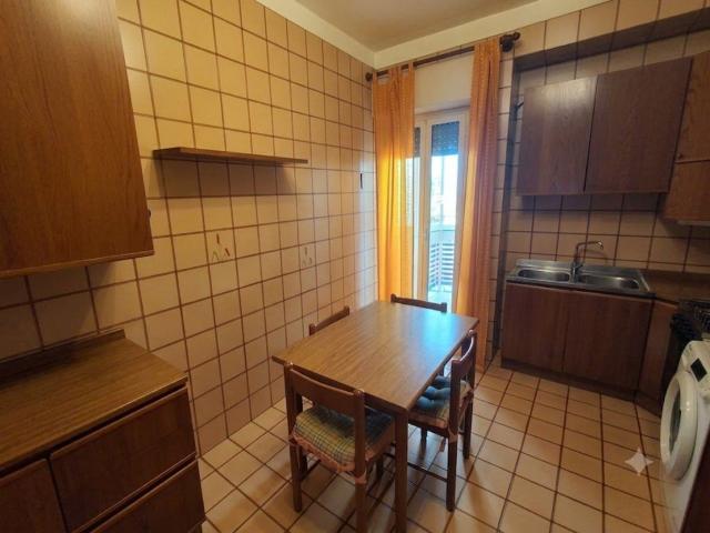 Appartamento in Affitto – Zona Leonardo da Vinci / Via DogaliAppartamento posto al secondo piano senza ascensore di una palazzina di soli tre piani. L'immobile gode di una doppia esposizione grazie agli ampi balconi che garantiscono un'ottima luminosità