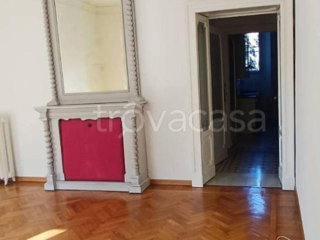 Appartamento in affitto a Milano v. Paolo Giovio, 45, terrazzo, parzialmente arredato, caminetto TrovaCasa