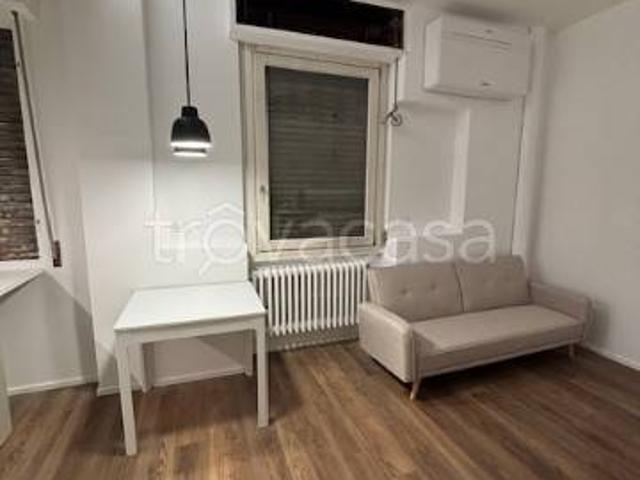 Appartamento in affitto a Milano via Cadibona, 14, Molise Cuoco
