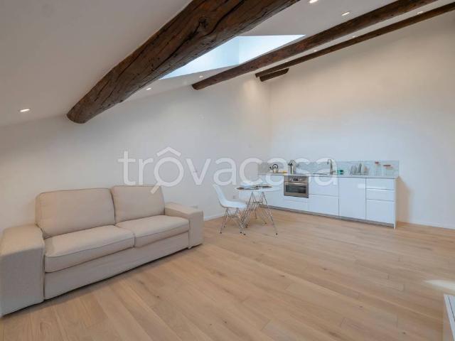 Appartamento in affitto a Milano via Castelfidardo, 10, arredato, cucina a vista, studio TrovaCasa