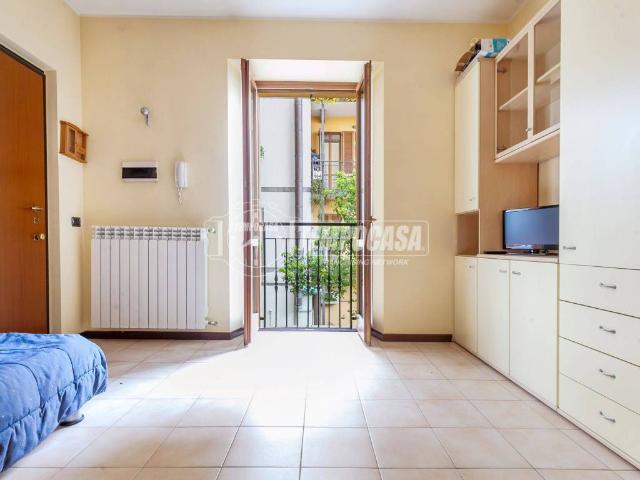 Appartamento in affitto a Milano via Don Giuseppe Andreoli, arredato, lavatrice, balcone TrovaCasa