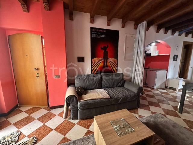 Appartamento in affitto a Milano via dei Fabbri, arredato, travi a vista, doppia esposizione TrovaCasa