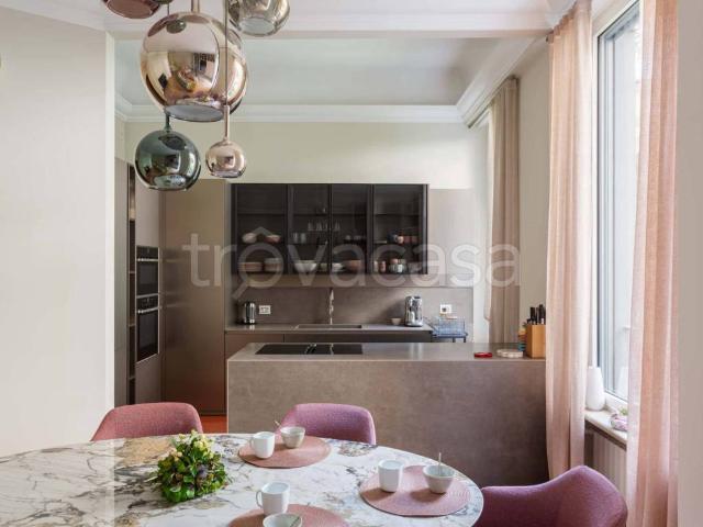 Appartamento in affitto a Milano via dei Piatti, arredato, giardino privato, immobile di prestigio TrovaCasa