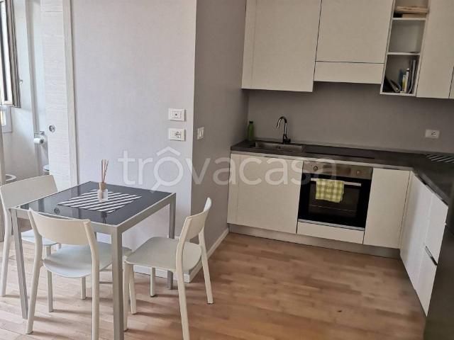 Appartamento in affitto a Milano via Ercole Ricotti, 19, arredato, servizio di portineria, cucina a vista TrovaCasa