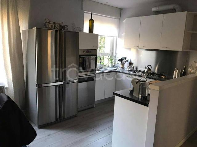Appartamento in affitto a Milano via Jacopino da Tradate, arredato, luminoso, cucina a vista TrovaCasa
