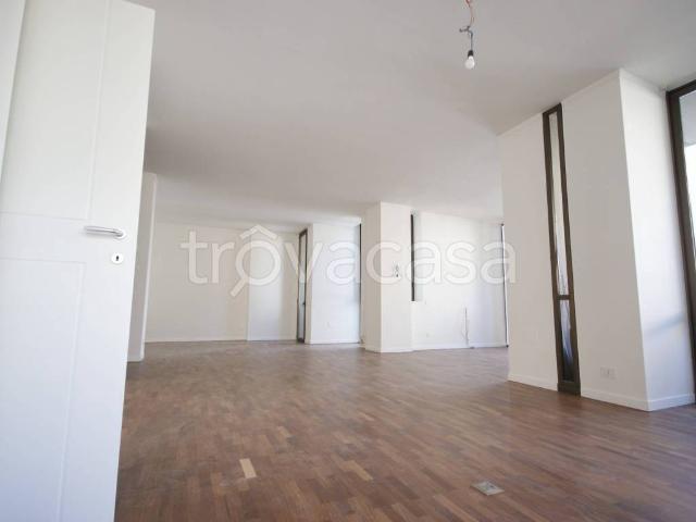 Appartamento in affitto a Milano via Niccolò Jommelli, 26, non arredato/vuoto, box, terrazzo TrovaCasa