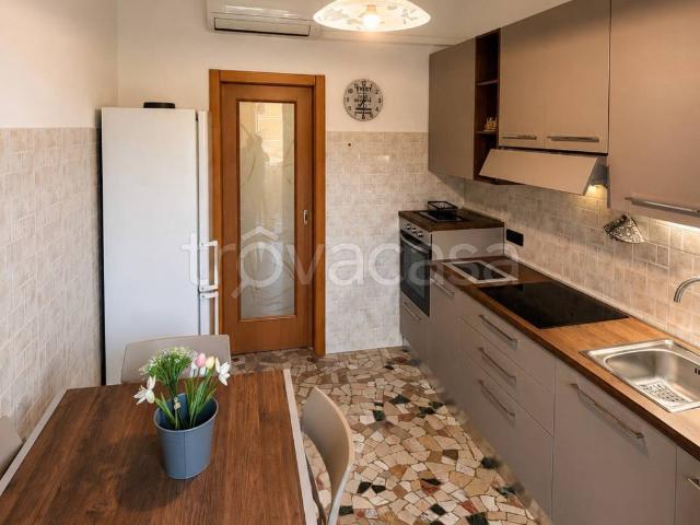 Appartamento in affitto a Milano via San Mamete, parzialmente arredato, ascensore, doppia esposizione TrovaCasa