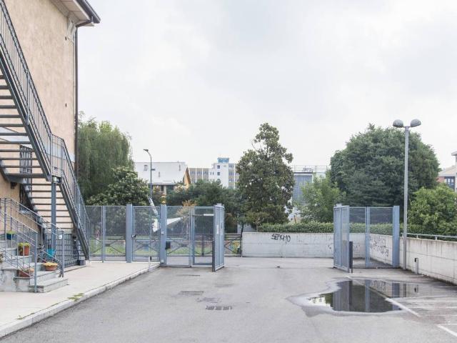 Appartamento in affitto a Milano via Pompeo Leoni, posto auto, parzialmente arredato, ultimo piano TrovaCasa