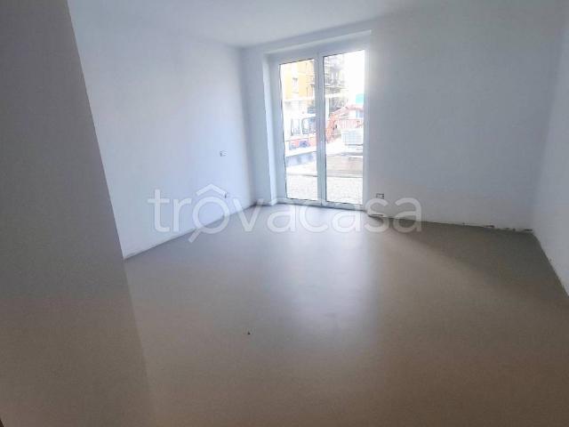 Appartamento in affitto a Milano via Ponte Vecchio, non arredato/vuoto, giardino privato, box TrovaCasa