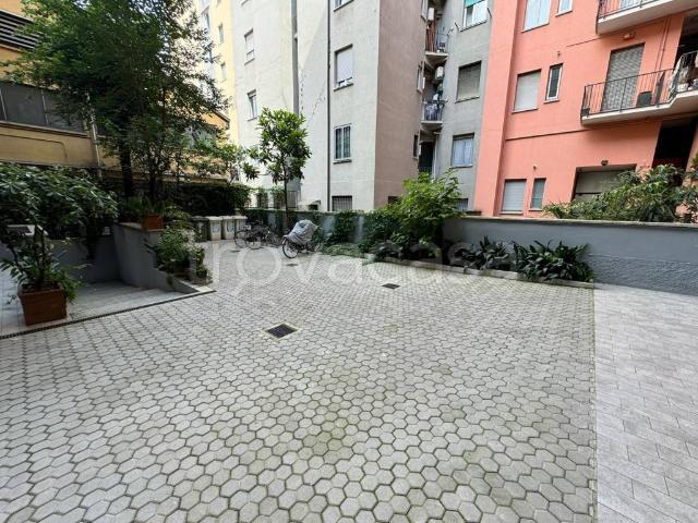 Appartamento in affitto a Milano viale Coni Zugna, 11, Dezza
