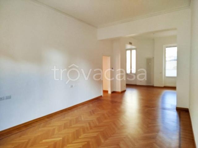 Appartamento in affitto a Milano piazza Santa Maria Beltrade, 2, non arredato/vuoto, terrazzo, ascensore TrovaCasa