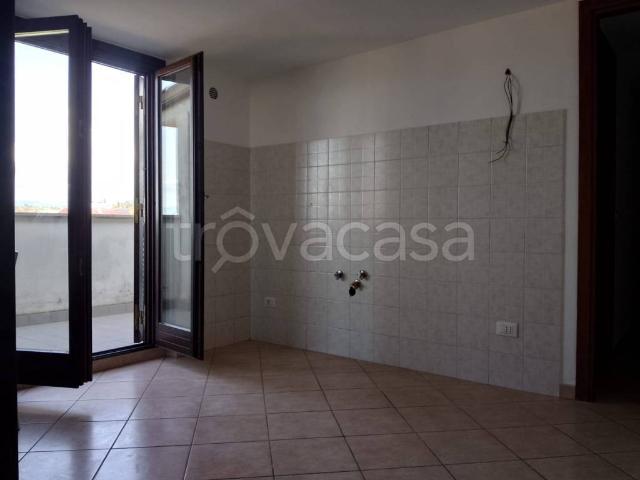 Appartamento in affitto a Monterotondo via Monte Abetone, 2, non arredato/vuoto, terrazzo, ascensore TrovaCasa
