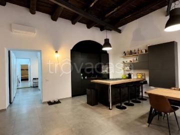 Appartamento in affitto a Napoli via Chiaia, 247, parzialmente arredato, travi a vista, doppia esposizione TrovaCasa
