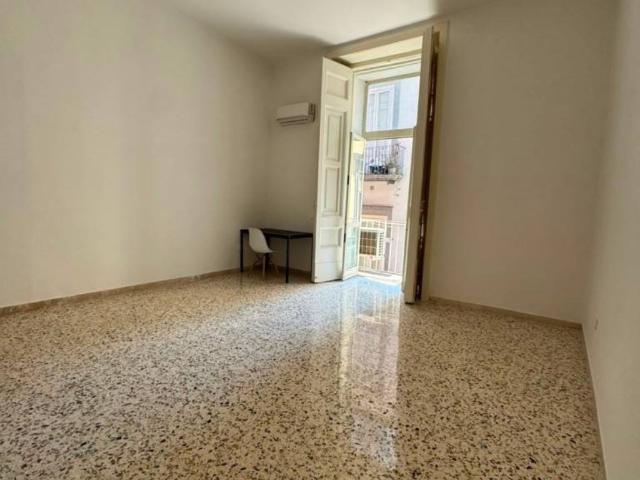 Appartamento in affitto a Napoli via Cisterna dell'Olio, 26, ascensore, ristrutturato, lavatrice TrovaCasa