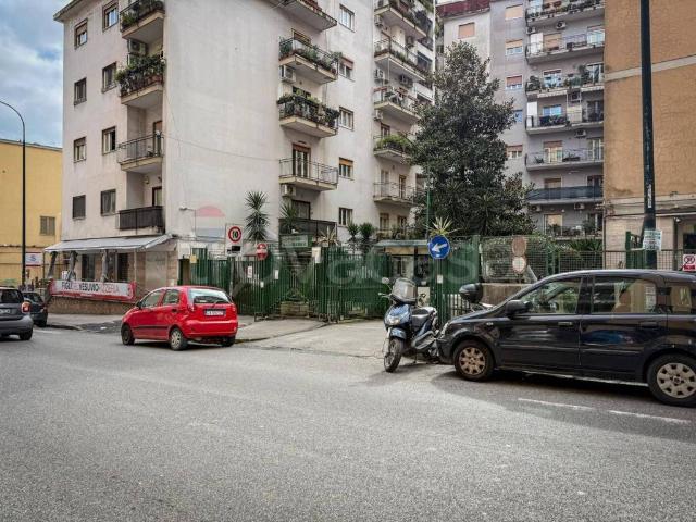 Appartamento in affitto a Napoli via Gabriele Jannelli, posto auto, doppia esposizione, studio TrovaCasa