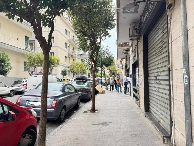Appartamento in affitto a Napoli via Maurizio De Vito Piscicelli, non arredato/vuoto, doppia esposizione, zona servita TrovaCasa