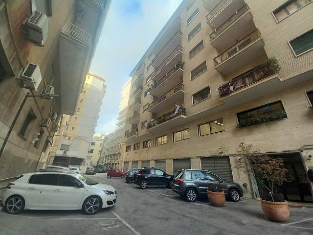 Piazza dei Martiri ad. 5 ampi vani ristrutturato in elegante stabile