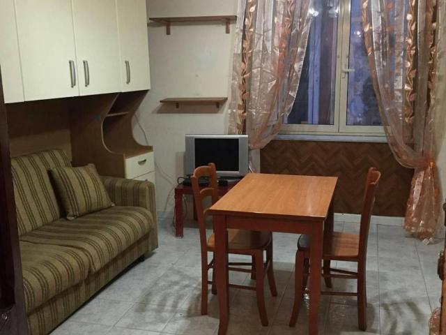 Appartamento in affitto a Napoli piazza Dante, arredato, studio TrovaCasa