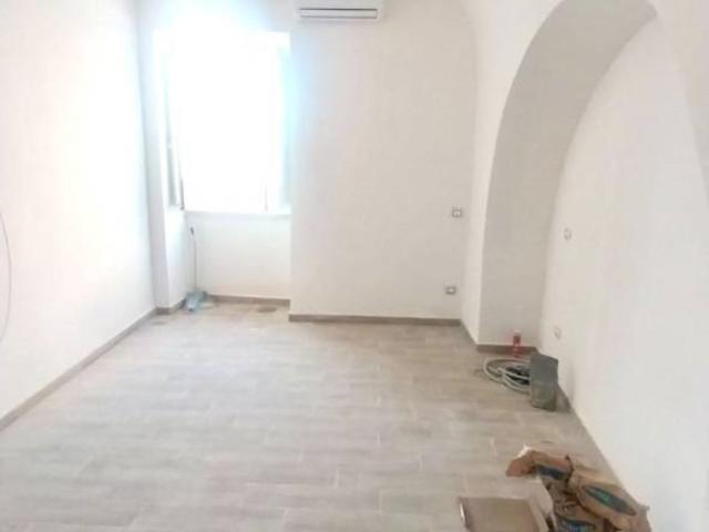 Appartamento in affitto a Napoli piazza Margherita, ristrutturato, aria condizionata, studio TrovaCasa
