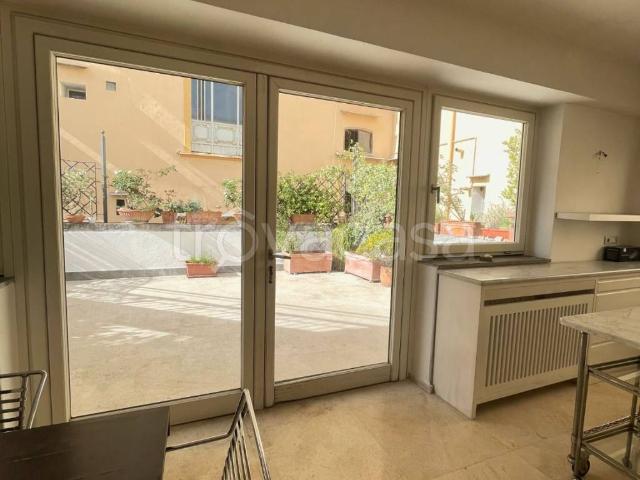 Appartamento in affitto a Napoli riviera Di Chiaia, arredato, terrazzo, caminetto TrovaCasa