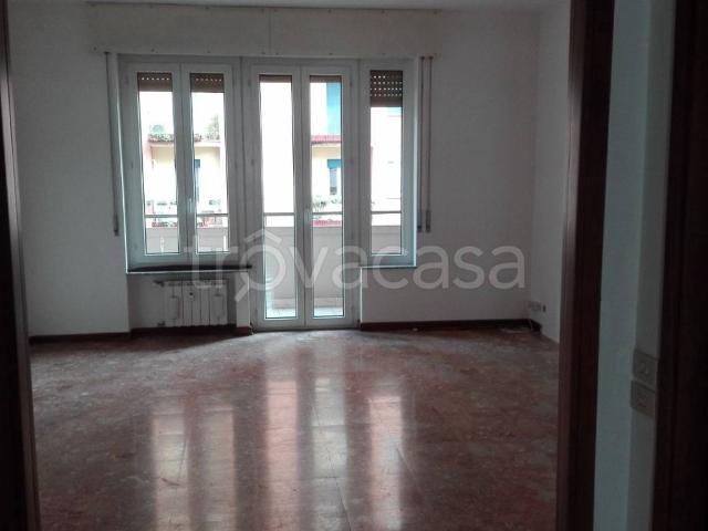 Appartamento in affitto a Novara, non arredato/vuoto, giardino, box TrovaCasa
