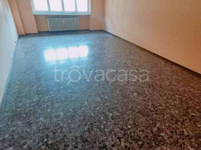 Appartamento in affitto a Novara, non arredato/vuoto, giardino, libero subito TrovaCasa