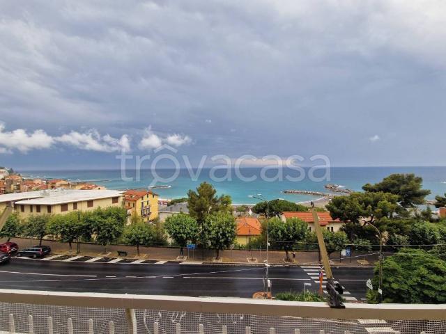 Appartamento in affitto a Ospedaletti corso Guglielmo Marconi, 8, vista mare, parzialmente arredato, balcone TrovaCasa