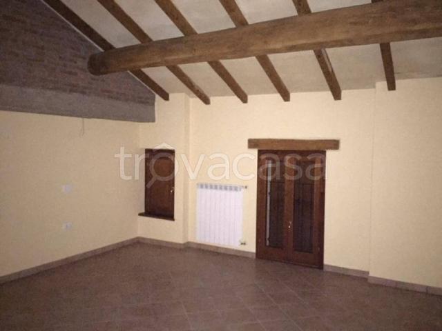 Appartamento in affitto a Ostiano via Silvio Pellico 12 Ostiano, non arredato/vuoto, riscaldamento autonomo, travi a vista TrovaCasa