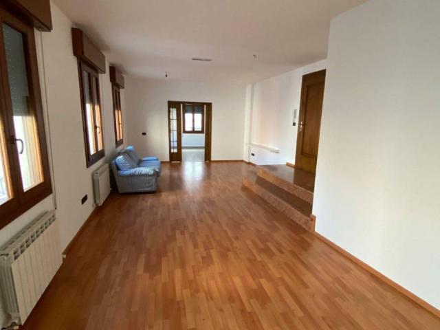 Appartamento in affitto a Adria RO