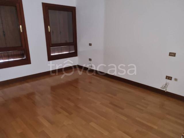 Appartamento in affitto a Bassano del Grappa, non arredato/vuoto, box, centrale TrovaCasa