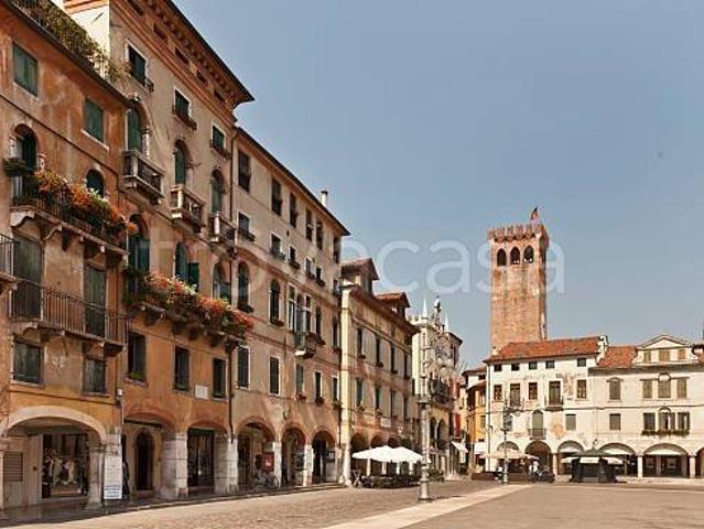 Appartamento in affitto a Bassano del Grappa piazza Libertà, centrale, vista sui tetti, parquet TrovaCasa