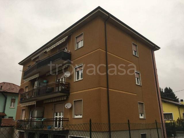Appartamento in affitto a Besozzo via Renato Bertolotti, 38, non arredato/vuoto, box, riscaldamento centralizzato TrovaCasa