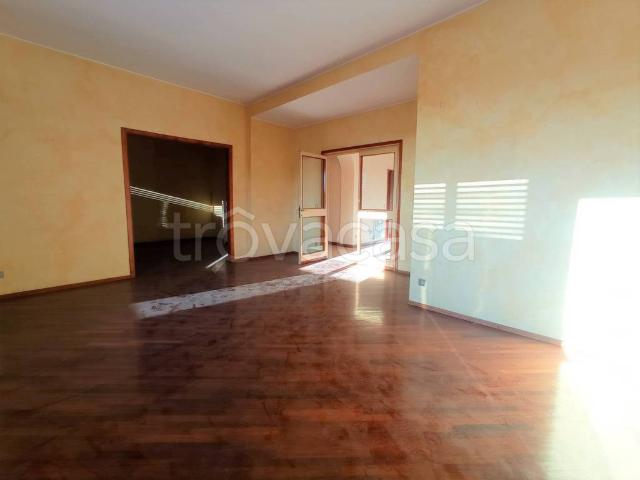 Appartamento in affitto a Biella via Roma, 5, non arredato/vuoto, terrazzo, ascensore TrovaCasa