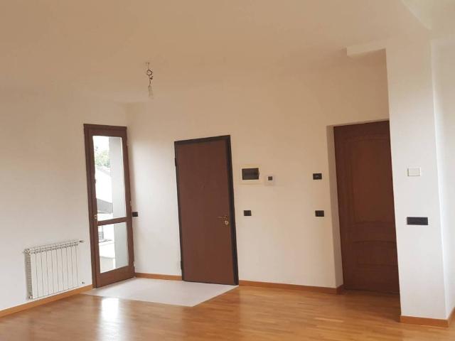 Appartamento in affitto a Bizzarone CO