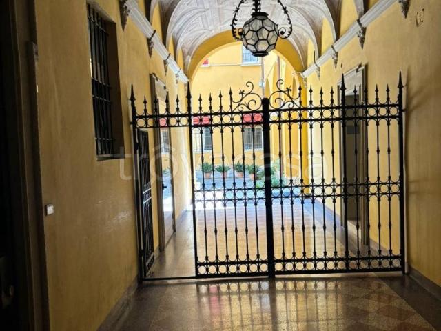 Appartamento in affitto a Bologna via de' Carbonesi, arredato, terrazzo, ristrutturato TrovaCasa