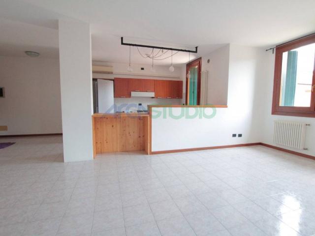 Appartamento in affitto a Bolzano Vicentino via Chiodo, box, terrazzo, aria condizionata TrovaCasa