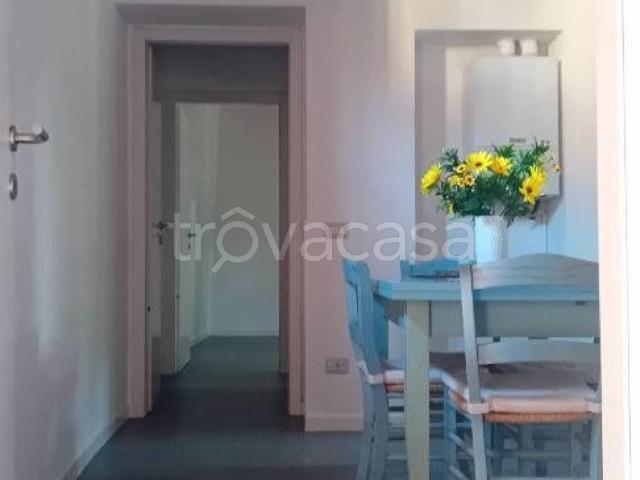 Appartamento in affitto a Cabiate piazza Camillo Benso di Cavour, giardino privato, riscaldamento autonomo, parzialmente arredato TrovaCasa