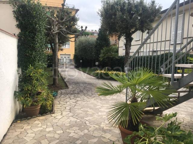 Appartamento in affitto a Camaiore via Umberto Giordano, arredato, posto auto, terrazzo TrovaCasa