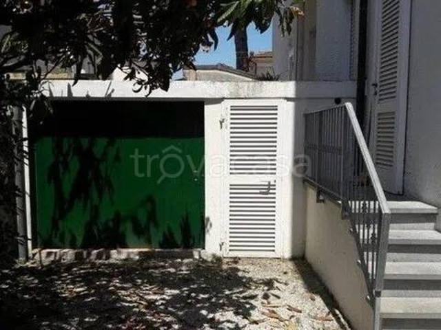 Appartamento in affitto a Camaiore via Damiano Chiesa, giardino, posto auto, box TrovaCasa