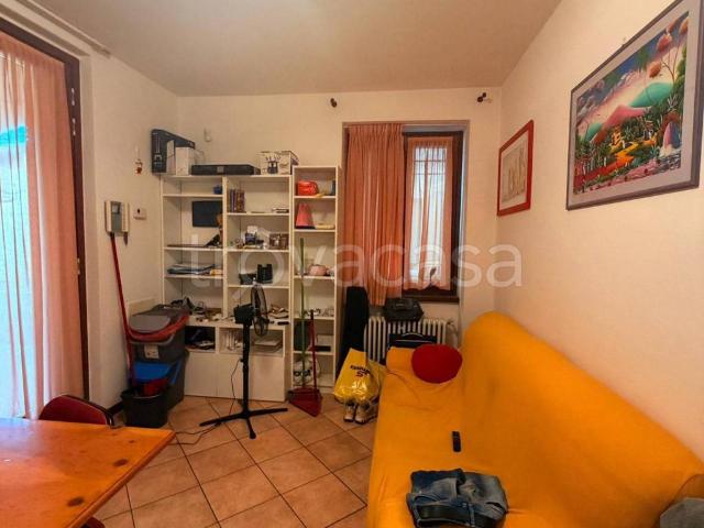 Appartamento in affitto a Casciago via Isonzo, arredato, vicinanze negozi TrovaCasa